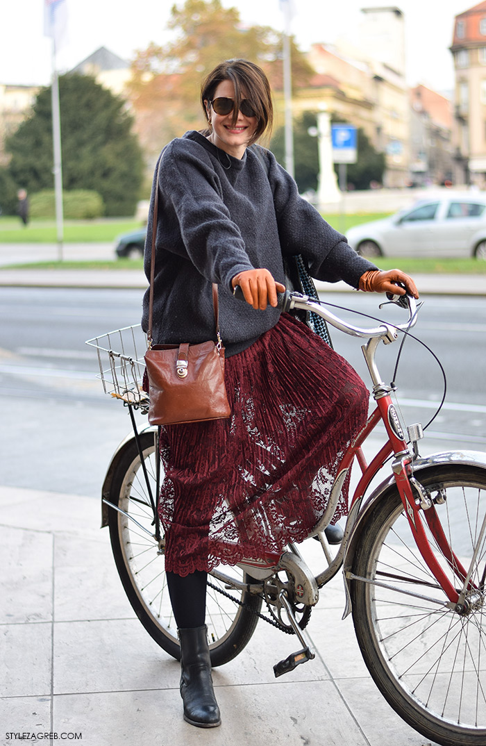 Street look: glumica Ivana Roščić - Style Zagreb, kako kombinirati bordo čipkanu suknju i čizme do gležnja, kožne rukavice u boji konjaka