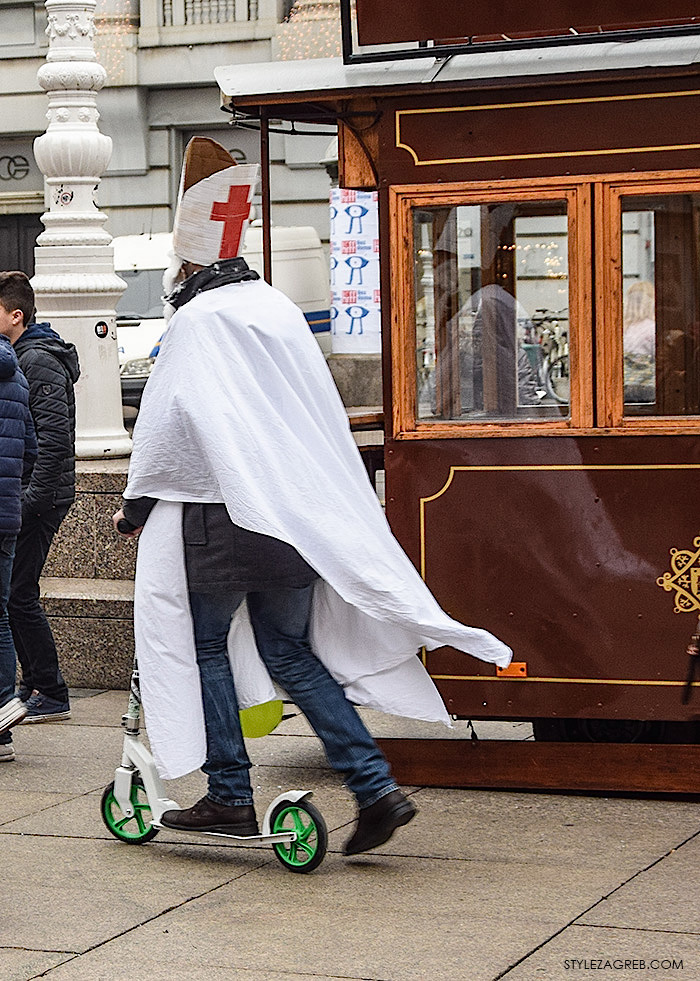 advent street style Zagreb, sv. Nikola na romobilu