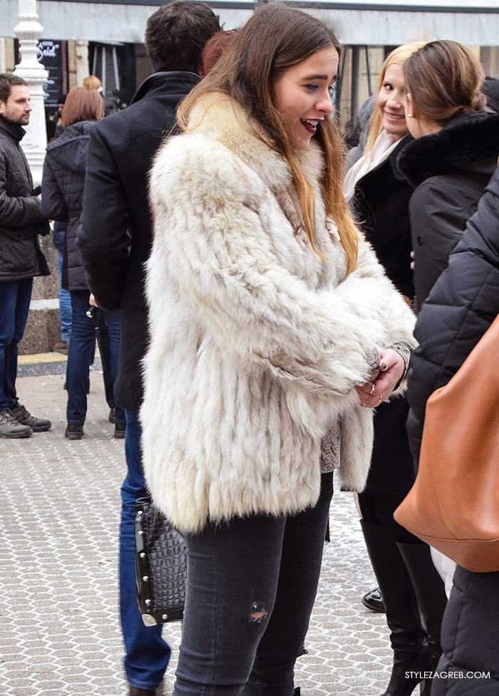 Advent Zagreb street style moda, kako kombinirati bundicu i poderane crne traperice