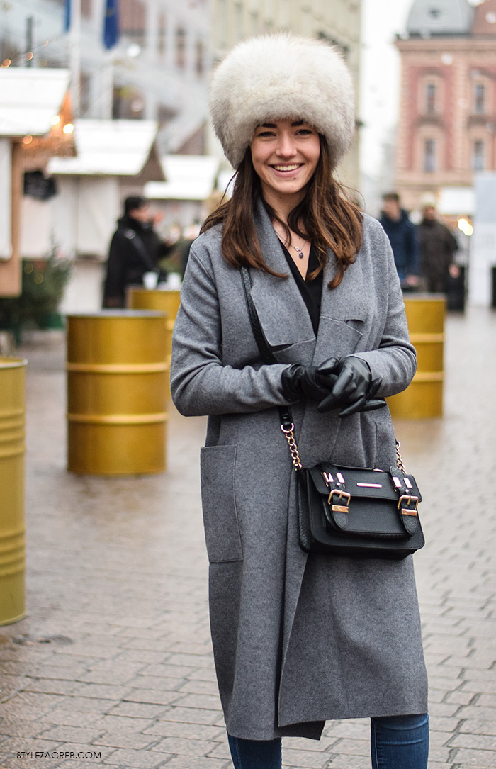 Moda, stil: Karmen Vuković iz Dubrovnika, zimski stajling šubara, sivi kaput i čizme do gležnja, street style Zagreb. Slavica Josipović blog