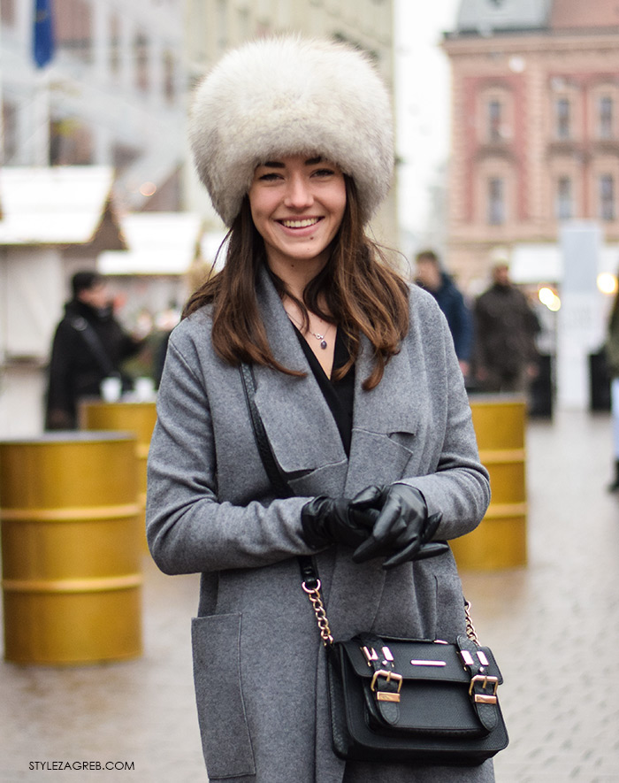 Moda, stil: Karmen Vuković iz Dubrovnika, zimski stajling šubara, sivi kaput i čizme do gležnja, street style Zagreb. Slavica Josipović blog