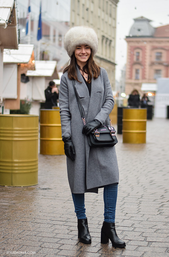 Moda, stil: Karmen Vuković iz Dubrovnika, zimski stajling šubara, sivi kaput i čizme do gležnja, street style Zagreb. Slavica Josipović blog