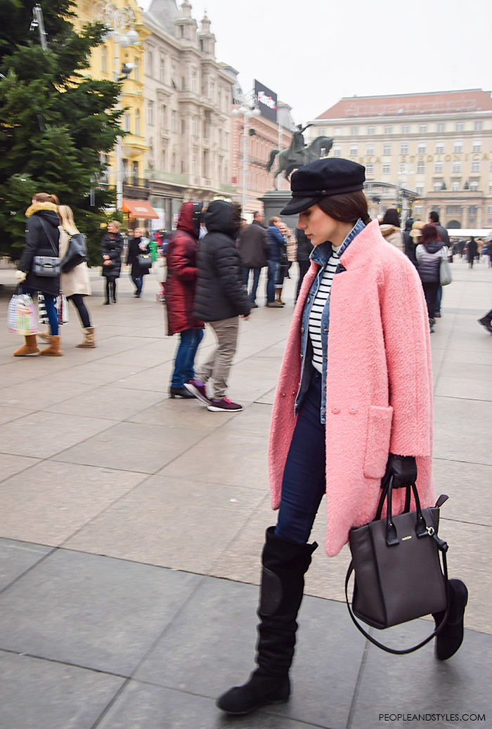 Kako stilizirati roza kaput, čizme preko koljena, prugasta majica i sailor kapa, street style Zagreb ulična moda, advent u Zagrebu