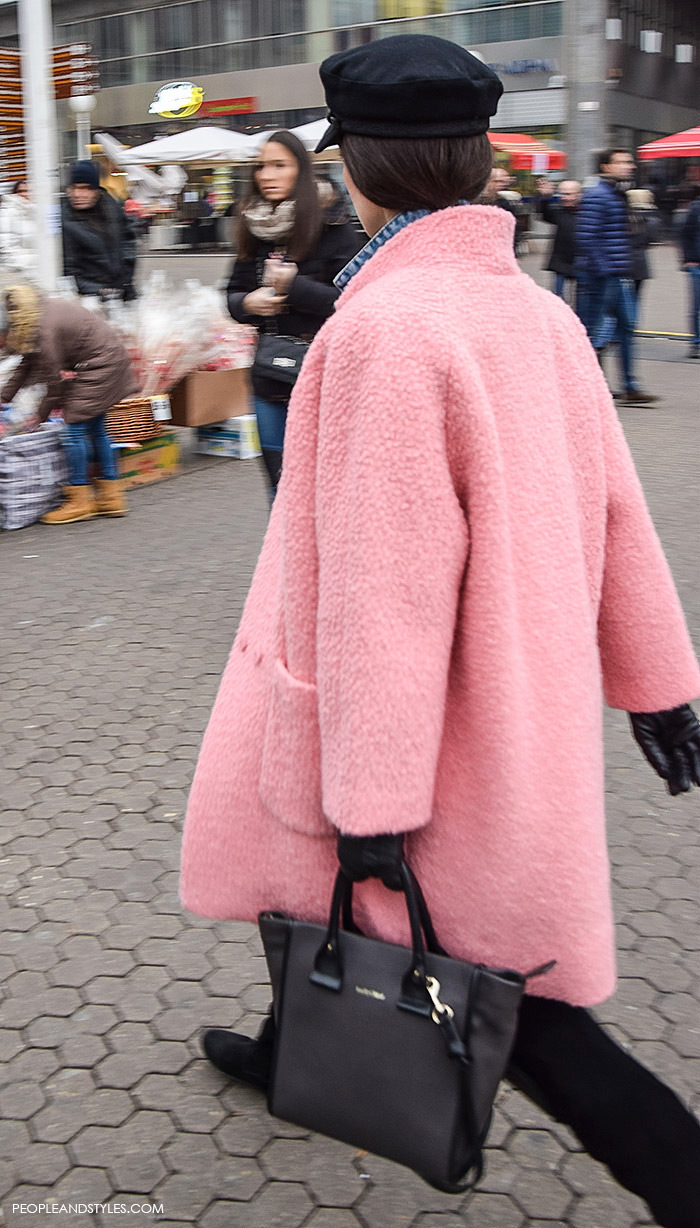 Kako stilizirati roza kaput, čizme preko koljena, prugasta majica i sailor kapa, street style Zagreb ulična moda, advent u Zagrebu