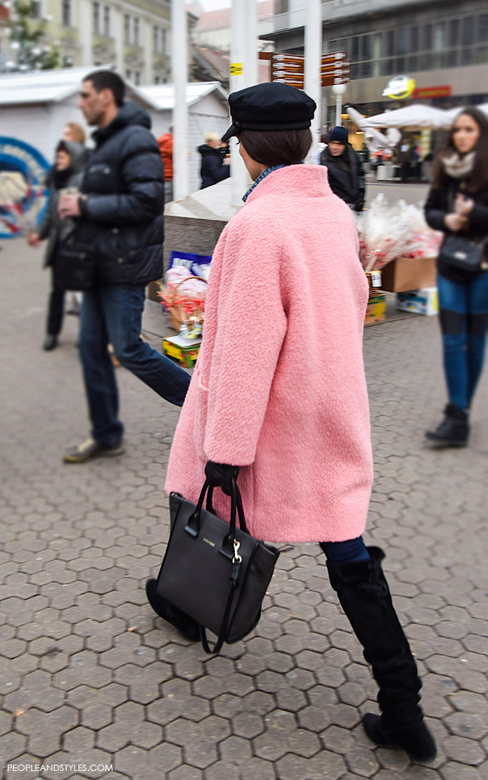 Kako stilizirati roza kaput, čizme preko koljena, prugasta majica i sailor kapa, street style Zagreb ulična moda, advent u Zagrebu