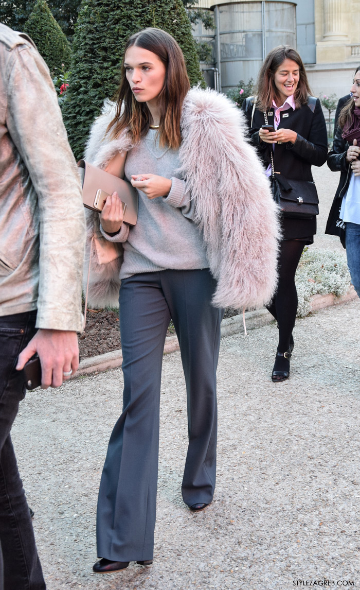 Moda, stajling: siva vesta i sive široke hlače na crtu, roza bunda cijena