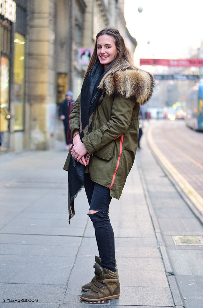 Zagreb street style moda siječanj 2016, moderan stajling: parka jakna obrubljena krznom, poderane traperice i tenisice Isabel Marant sa skrivenom petom, Luna Bizovičar, frizura pletenice