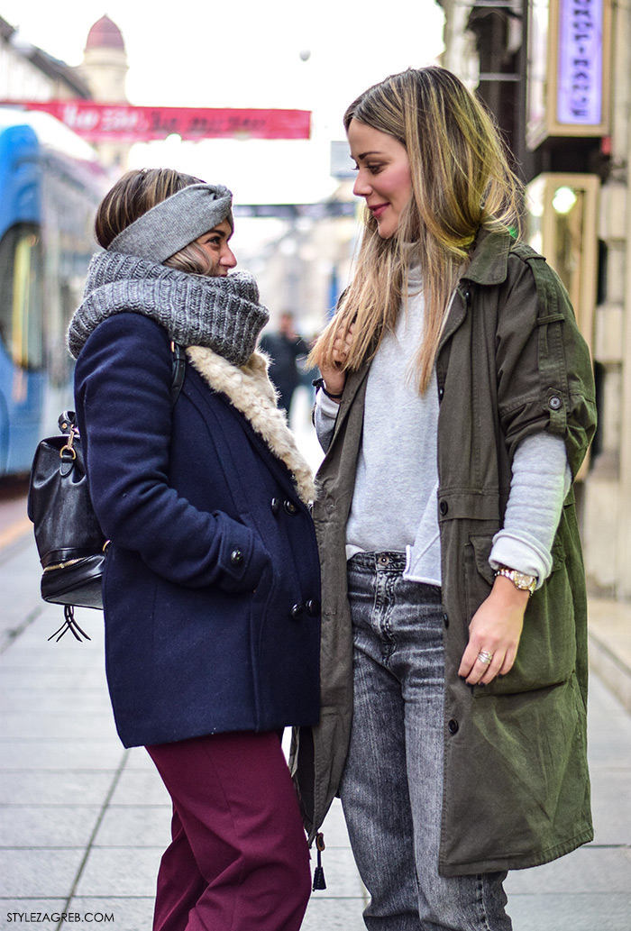 Zagreb street style moda siječanj 2016, Ilica, stajling parka, siva pletena dolčevita, tamno sive traperice; mornarski navy kaputić s krznom, sivi šal i traka oko ušiju, tri četvrt hlače boje vina, točkaste najlonke, ravne cipele; Mihaela Katić i Nikolina Matanović, window dresser, Zara