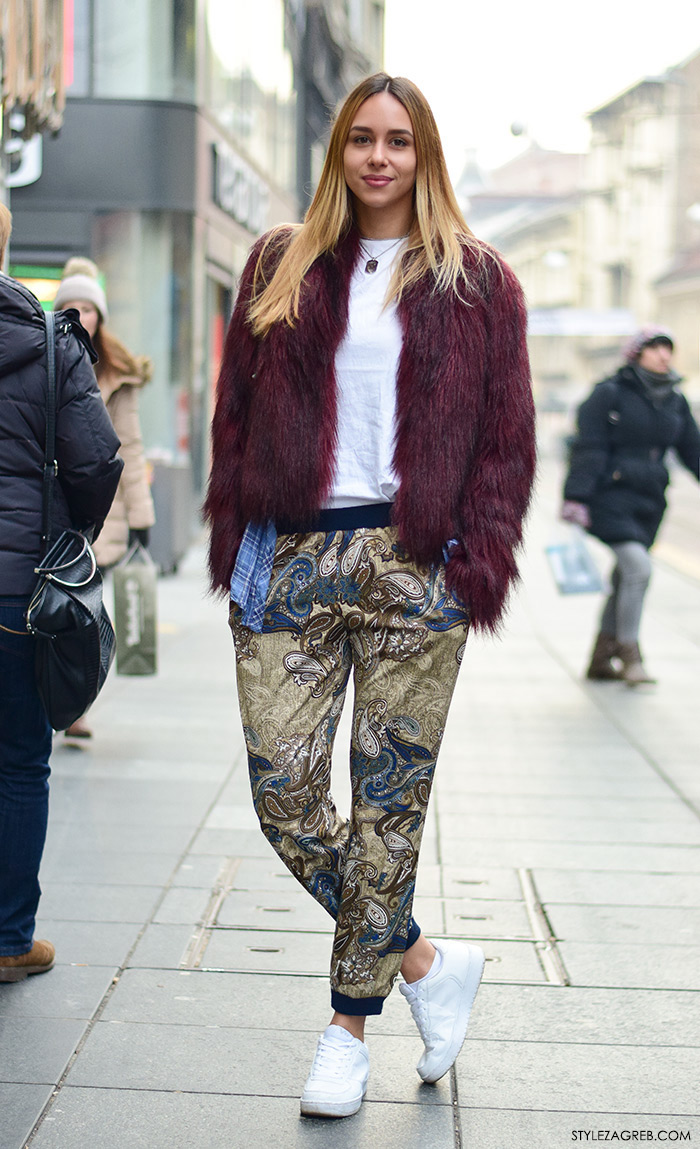 Zagreb street style, bundice od krzna boje vina i bijele tenisice, Tija Malik, studentica dizajna