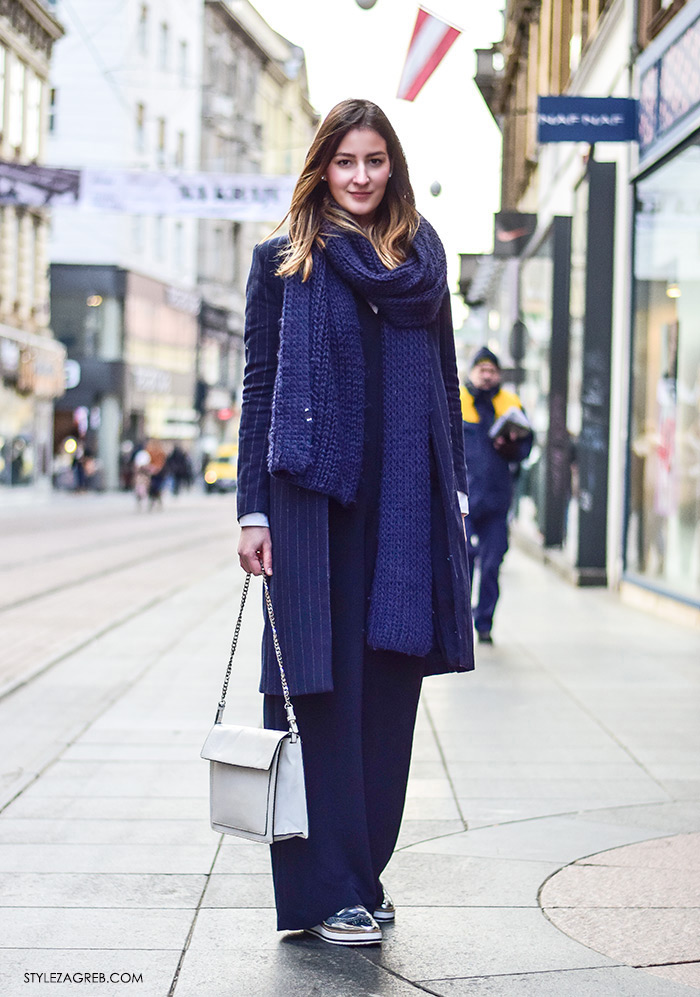 Zagreb street style moda Ilica siječanj 2016; stajling, kako kombinirati navy kombinezon, klasični kaput s prugicama, bijela torba, srebrne oksford cipele debljeg potplata, studentica modnog dizajna Matea Rozina Nikšić Insatgram