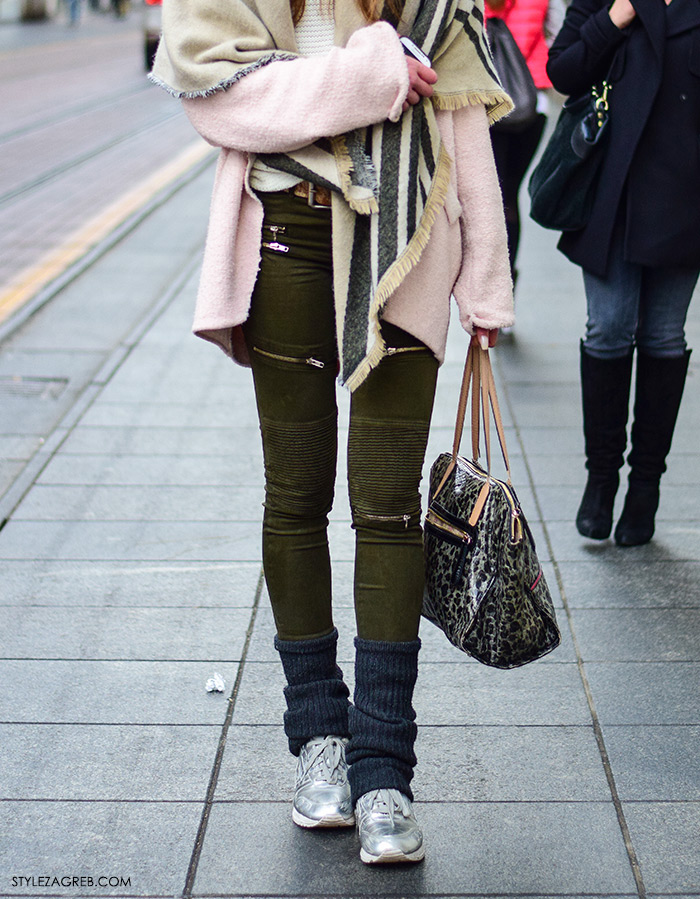 Street style moda Zagreb veljača 2016. Paula Grubišin, studentica modnog dizajna. Ideje za svakodnevni stajling MODA: Kako kombinirati baseball Nike kapu, roza kaput, dugi šal, uske maslinaste hlače i srebrne tenisice