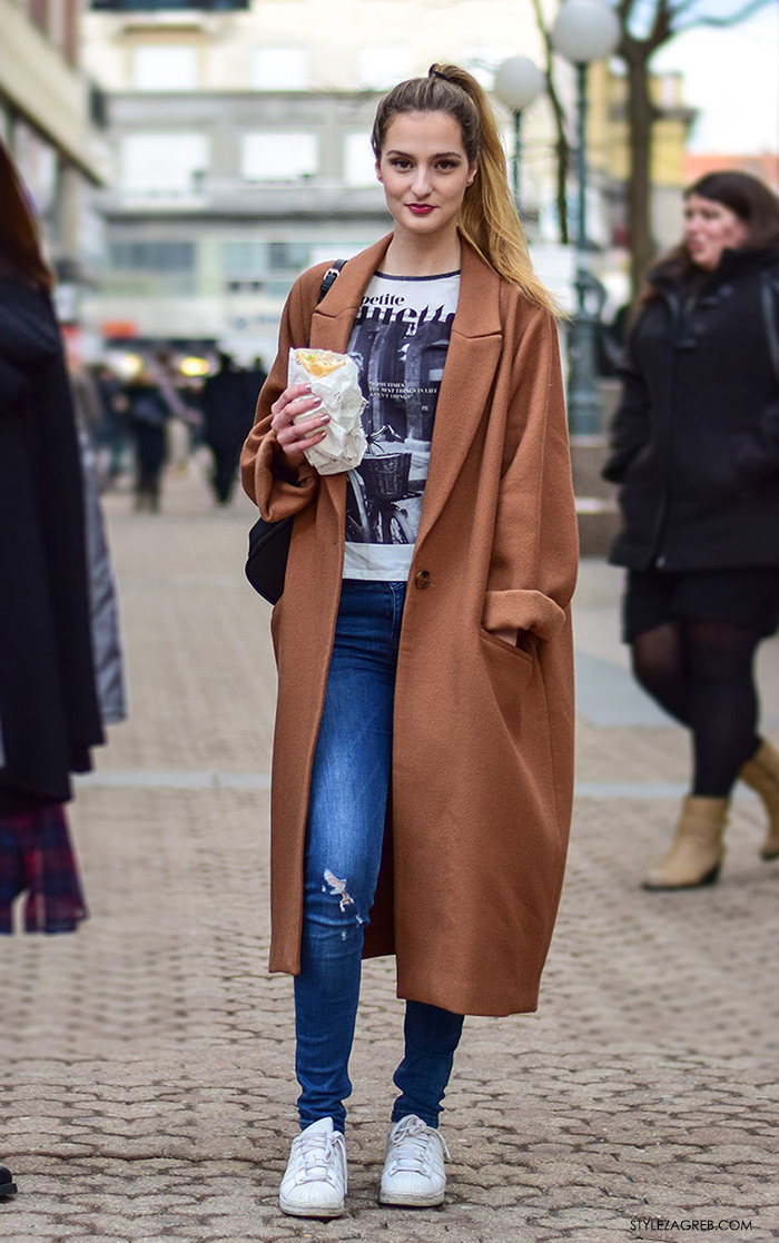 Street style Zagreb, Petra Šuljić i Donika Dedaj, urbani stajling, kako kombinirati oversized bež kaput i bijele tenisice