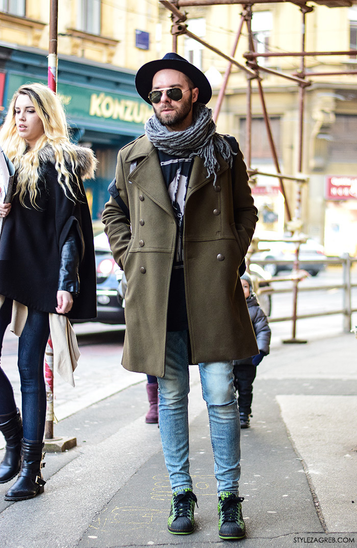 stil Mate Rončević, muški outfit s tenisicama, šeširom i military kaputom, street style Zagreb ulična moda