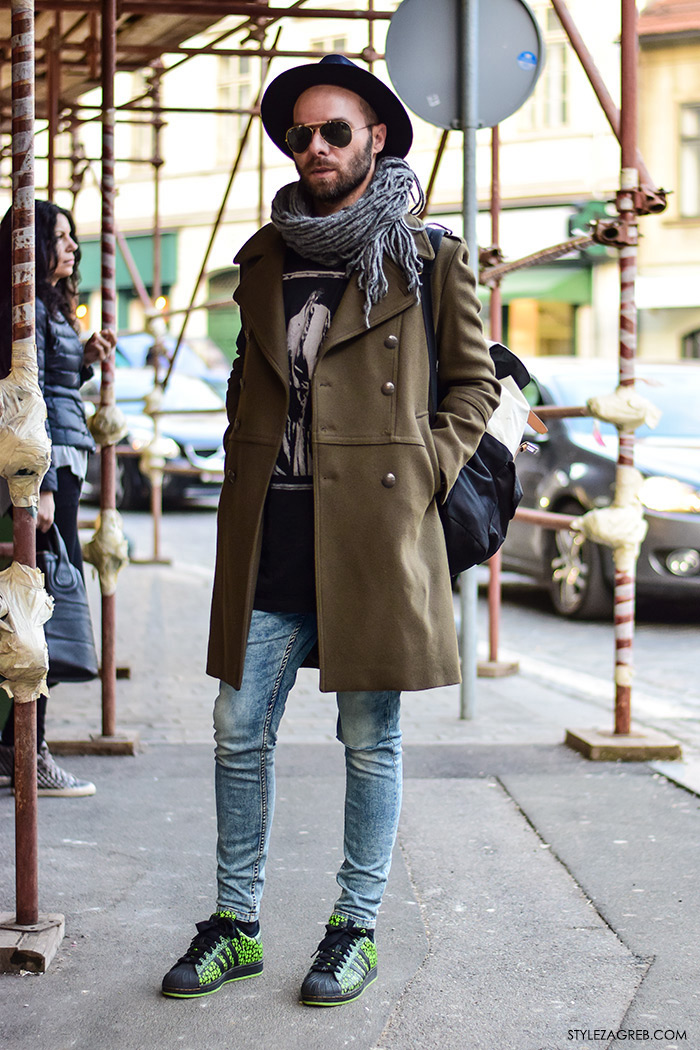 stil Mate Rončević, muški outfit s tenisicama, šeširom i military kaputom, street style Zagreb ulična moda