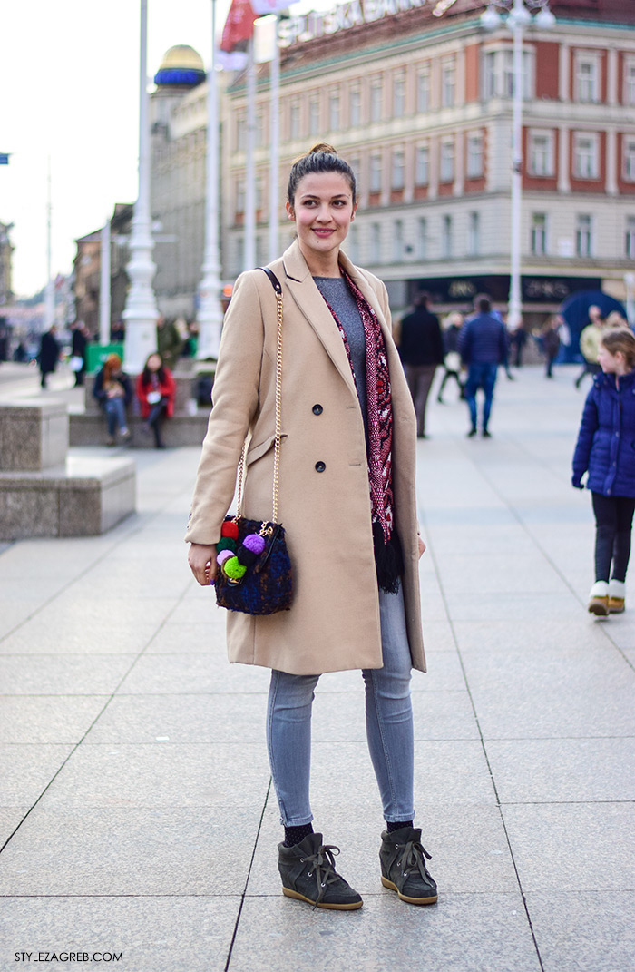 Torba cipele online šopinh zagreb šaptač cipelama Stjaling kako nositi  pomponi na cipelama i torbicama, Ana Goluža ekonomistica Zagreb street style, ideje za dnevni stajling StyleZagreb.com sive traperice, tenisice sa skrivenom potpeticom i bež kaput