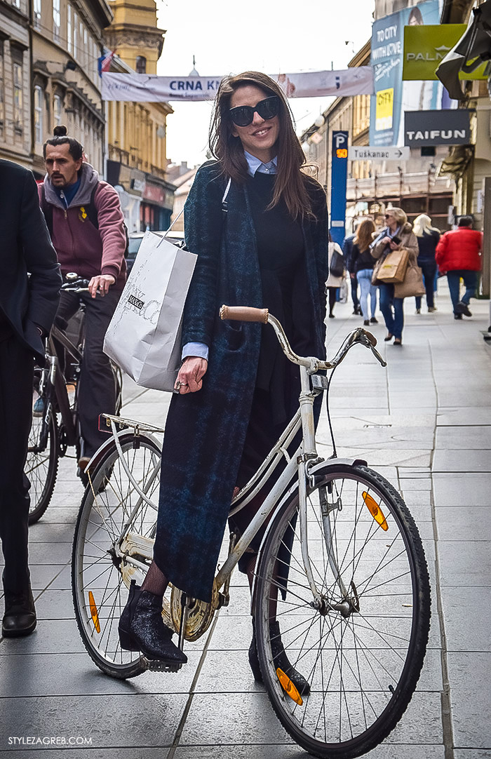 Zagreb street style, zagrebacka spica moda 2016, proljeće ulična moda cure, stajling: dugi karirani kaput-baloner i šljokičaste cne čizme, Style Zagreb, Gloria časopis stilistica Iva Gradišer, cura na biciklu, Ilica, cro moda Zagreb street style Instagram, gloria časopis za žene, žena moda fashion hr zagrebačka špica 