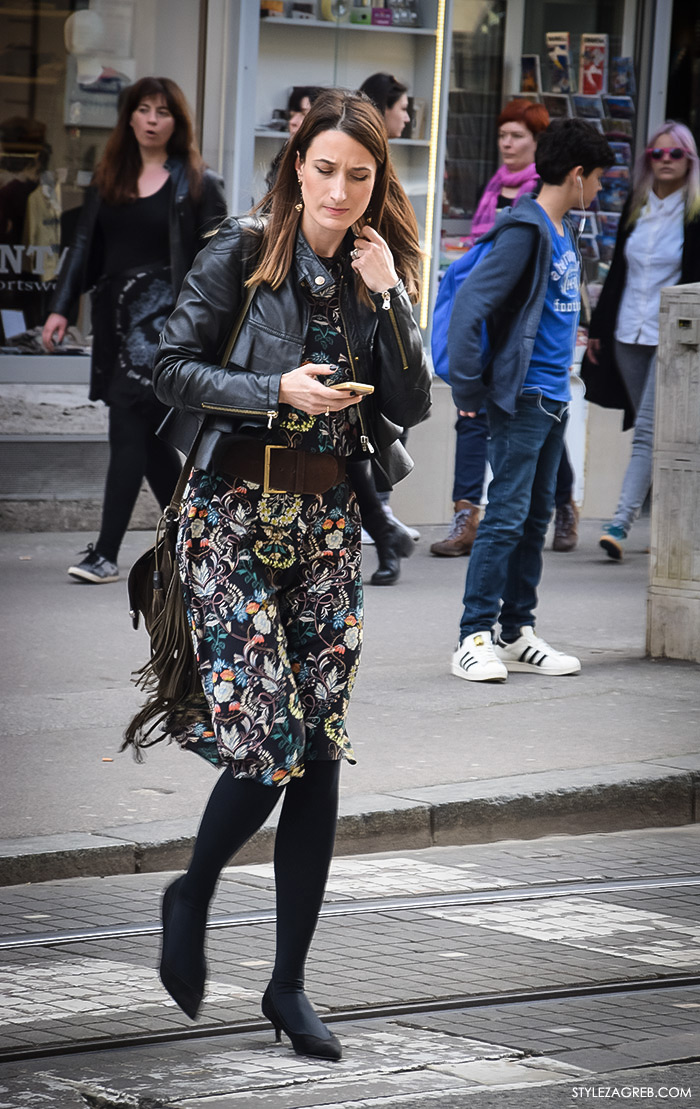 Zagreb street style proljeće ulična moda cure, stajlng: bajkerska crna kožna jakna, cvjetasta Zara midi haljina i torba s resama 