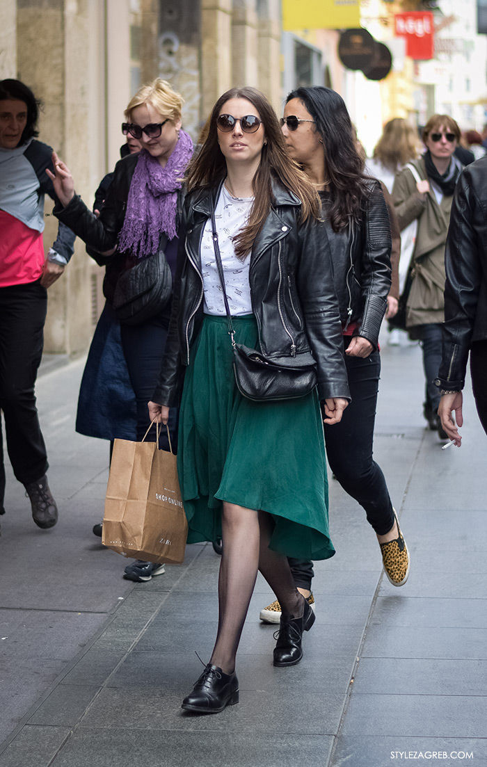 Kombinacija bajkerske jakne, ravne cipele i zelene midi suknje, žena proljetna moda fashion hr zagrebačka špica, street style Zagreb