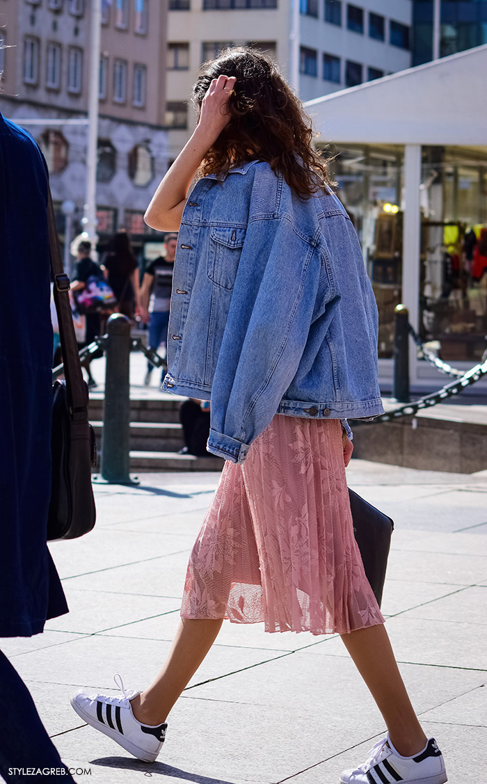 Zagrebačka špica, proljetni street style trendovi i modne kombinacije, traper jakna, puder roza midi suknja od čipke i bijele Adidas tenisice