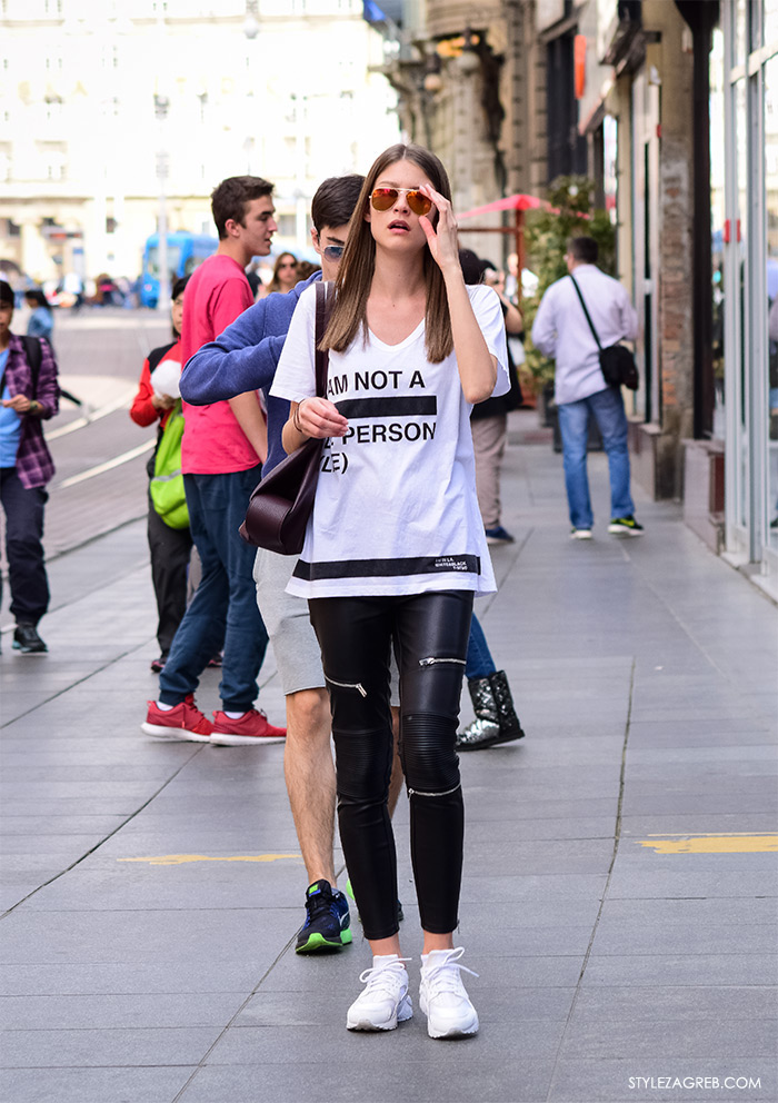 Zagreb ulična moda, Style Zagreb proljeće street style cro moda fashion žena hr, kako nositi crne kožne uske hlače, bijele tenisice, metalik crvene Rey-Ban metalizirane sunčane naočale, bijele tenisice. Manekenka stil