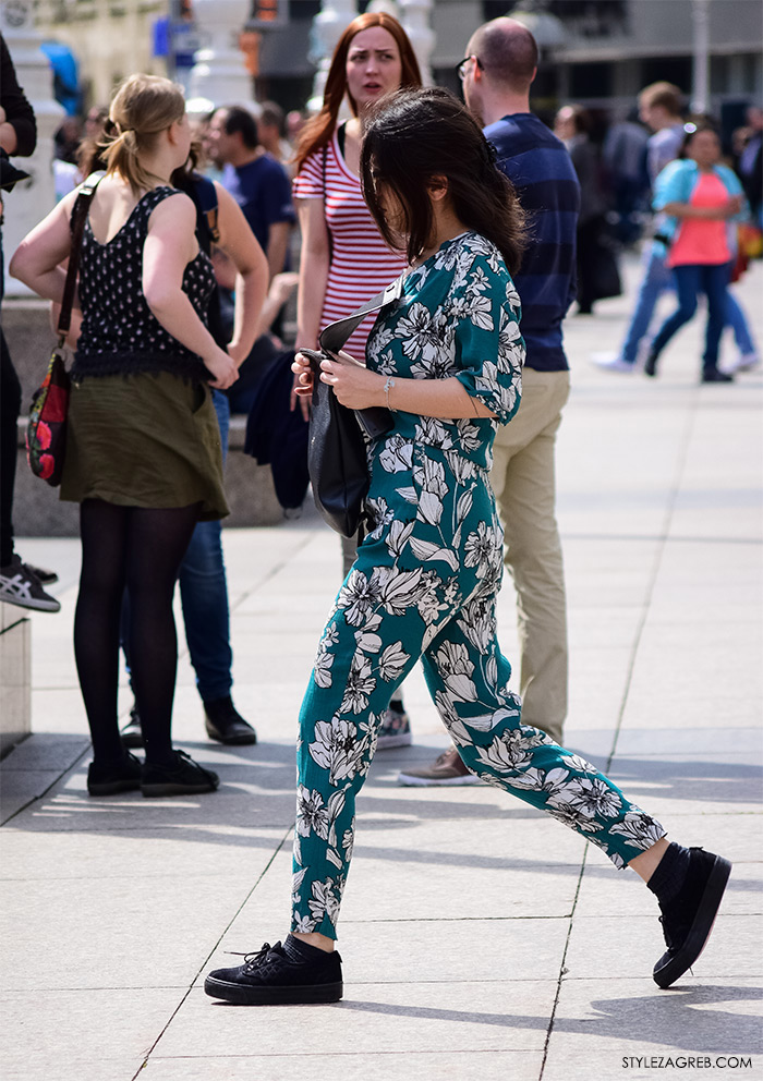 Zagreb ulična moda, Style Zagreb proljeće street style cro moda fashion žena hr, kako nositi cvjetasti kombinezon i crne tenisice