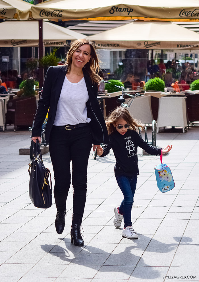 Zagreb ulična moda, Style Zagreb proljeće street style cro moda fashion žena hr, kako nositi crni sako, bijela majica t-shirt, crne uske traperice i gležnjače, HRT urednica Ivana Antunović Jović