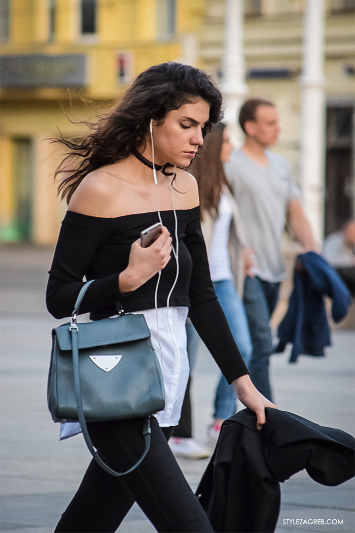 što djevojke odijevaju za večernji izlazak, street style Zagreb ulična moda, cool outfit crne uske hlače, top golih ramena bijela košulja, model off duty look