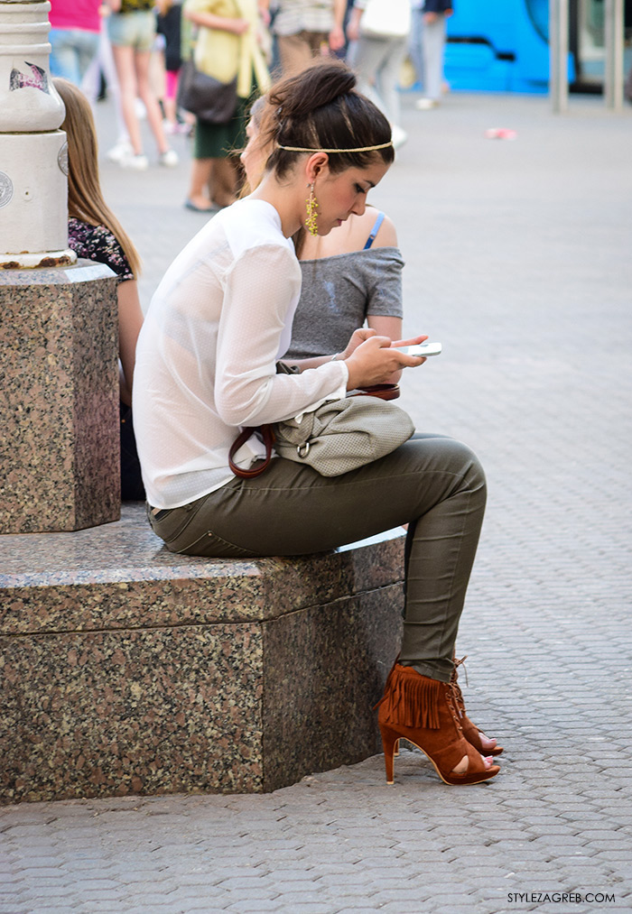 street style Zagreb Cest is d'Best program, ulična moda zagrebačka špica subota proljetna ženska moda mini haljine, off shoulder gola ramena top