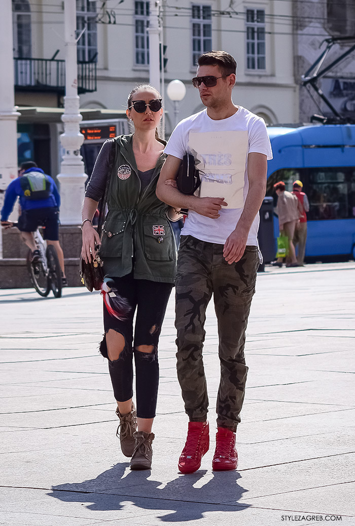 proljetna ulična moda Zagreb street style, zgodan par na ulici, hlače od maskirnog uzroak i crvene muške tenisice