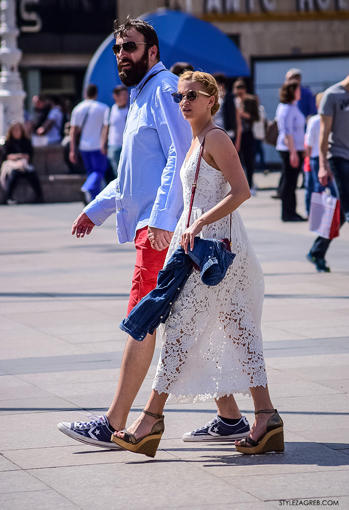 proljetna ulična moda Zagreb street style, moderan par na Trgu bana Jelačića, bijela haljina od čipke i sandale s punom petom