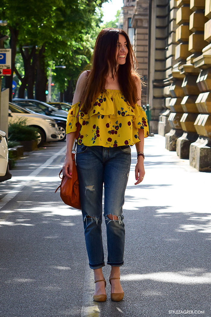 Ana Josipović street style zagreb top off shoulder gola ramena, žuti top Zara otvorenih ramena i podrapane traperice, ženska moda