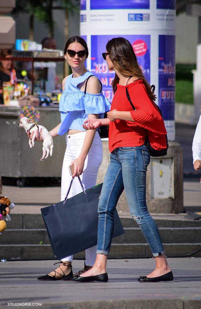 street style zagreb top off shoulder gola ramena, plavi top Zara otvorenih ramena i bijele traperice