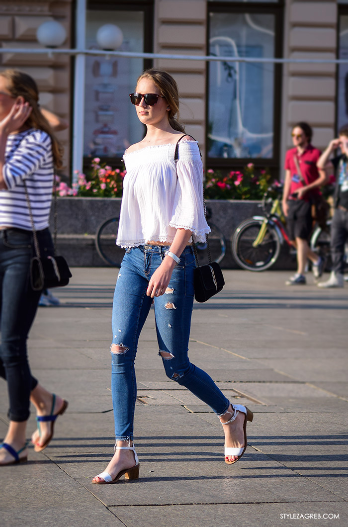 street style zagreb bijeli top off shoulder gola ramena, kako nositi bijele sandale i podrapane traperice