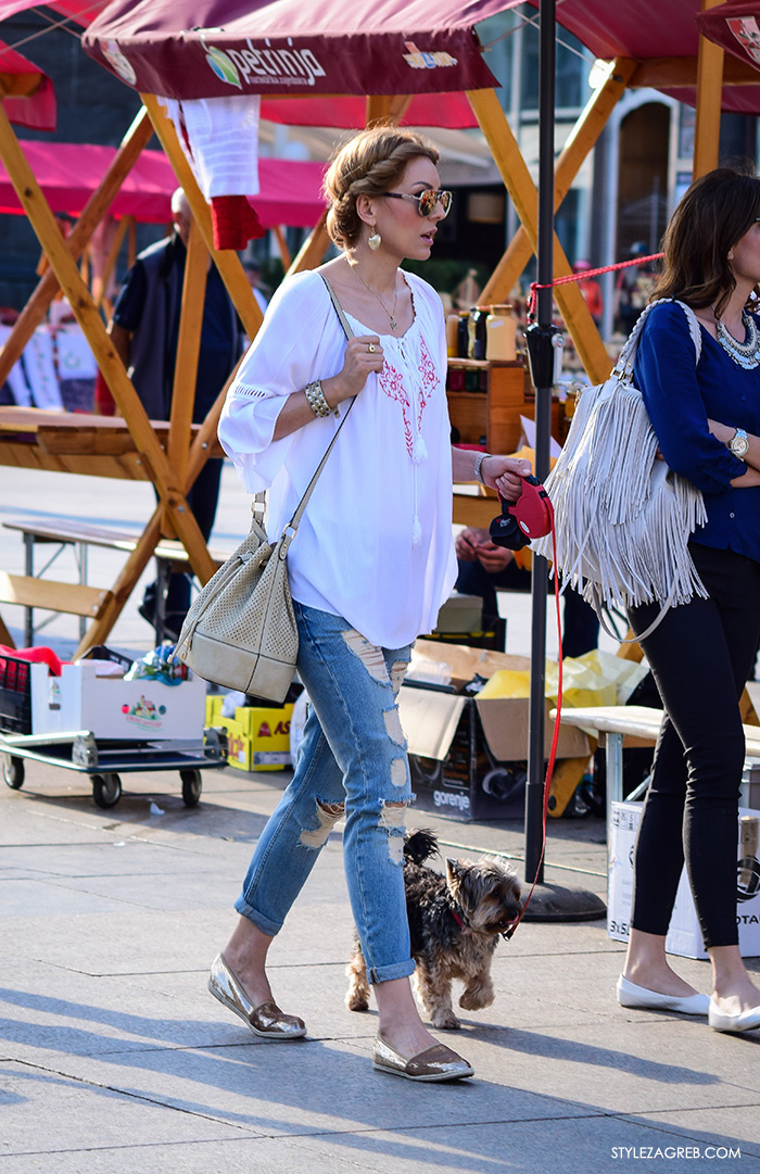 Street style Zagreb ljetna moda kako nositi zlatne espadrile i podrapane traperice