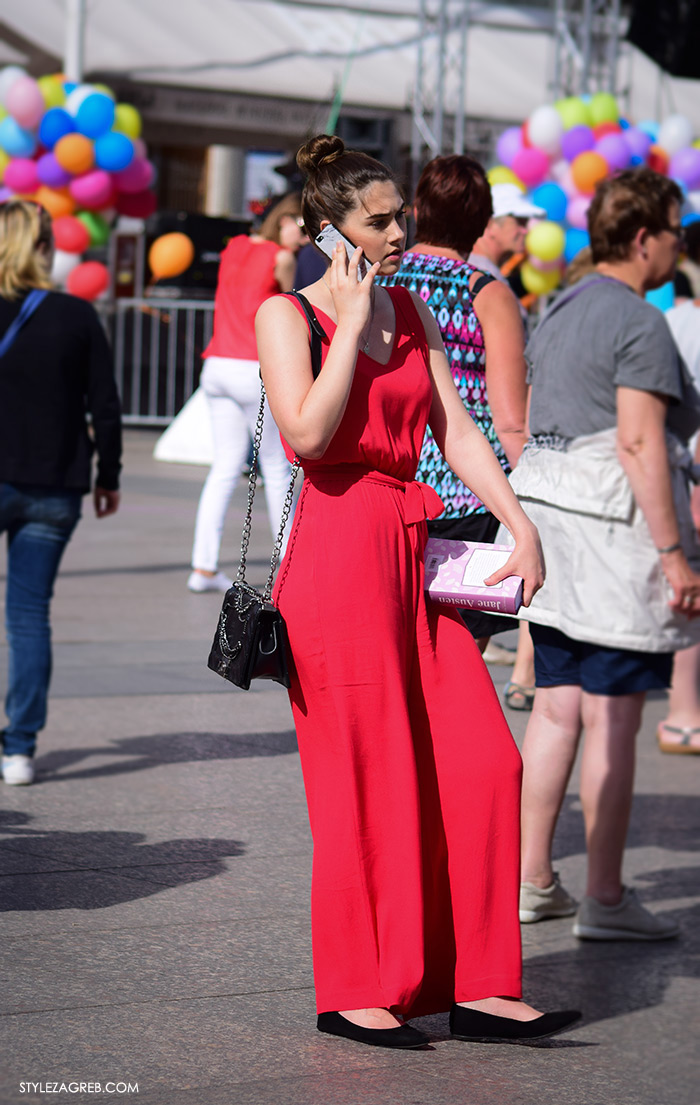 Street style Zagreb, Jane Austen knjiga Ponos i predrasude, lijepa žena u elegantnom crvenom kombinezonu, ulična moda Zagreb, prosvjed Hrvatska može bolje 1.6.2016.