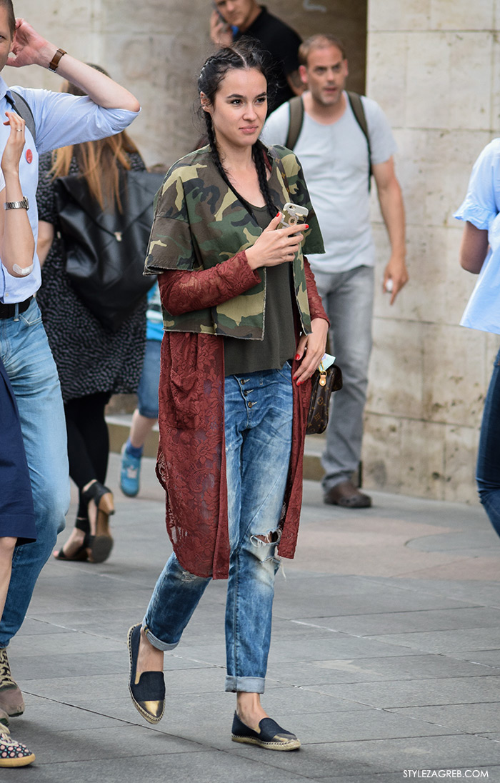 Street style Zagreb Hrvatska, ulična moda Zagreb, prosvjed Hrvatska može bolje 1.6.2016., crne espadrile, podrapane traperice, čipkani pončo, maskirna kratka jakna