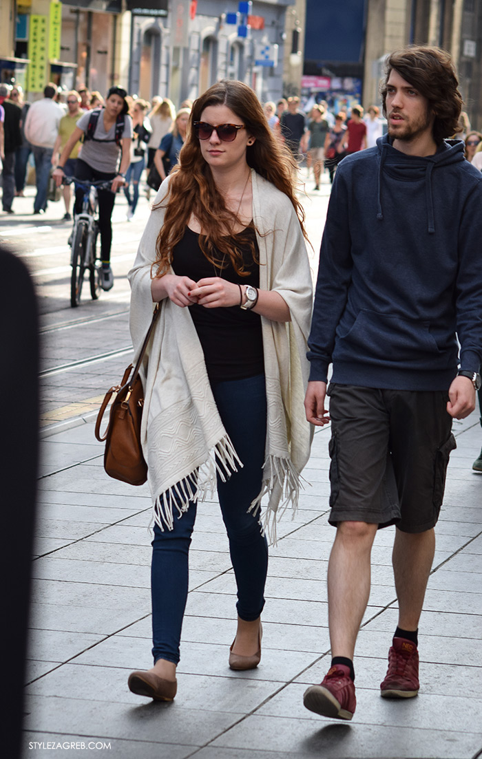 Street style Zagreb Hrvatska, ulična moda Zagreb, prosvjed Hrvatska može bolje 1.6.2016., krem-bijeli pončo