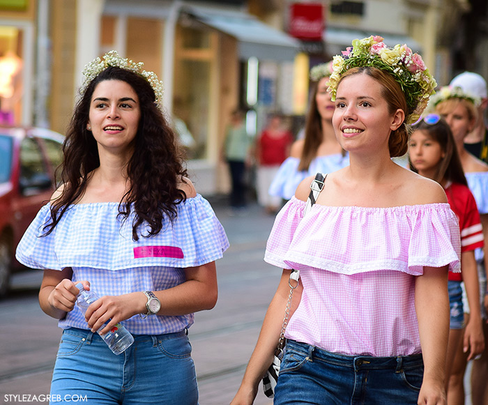 Street style Zagreb ljeto, djevojke u topićima off the shoulder gola ramena i cvjetni vjenčići, Tamara Pešić, Marta Pešić, Iva Pešić, Mirjana Zrno, instagram