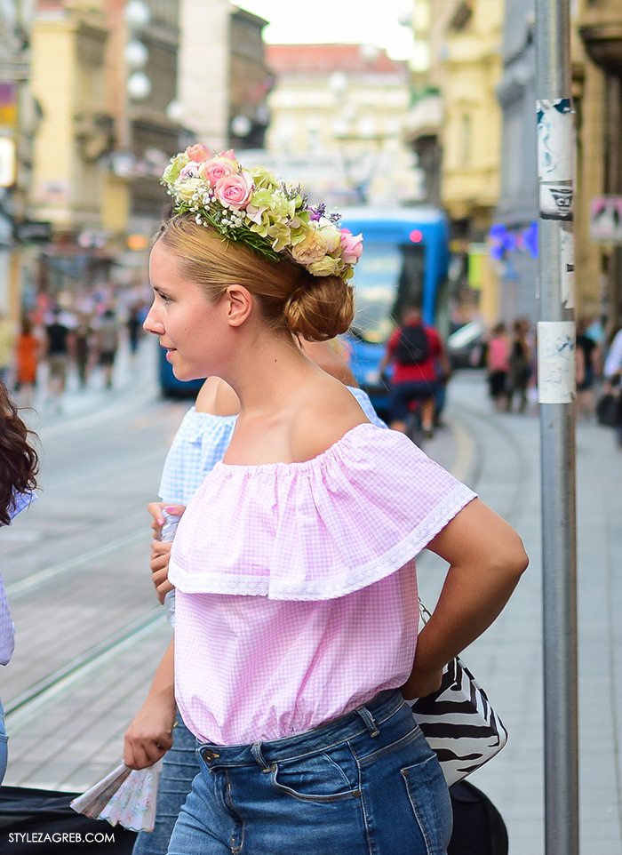 Street style Zagreb ljeto, djevojke u topićima off the shoulder gola ramena i cvjetni vjenčići, Tamara Pešić, Marta Pešić, Iva Pešić, Mirjana Zrno, instagram