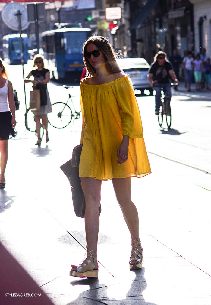 Ljeto ženska moda zagrebačka špica, street style Zagreb, zlatne gladijator sandale i žuta mini haljina golih ramena