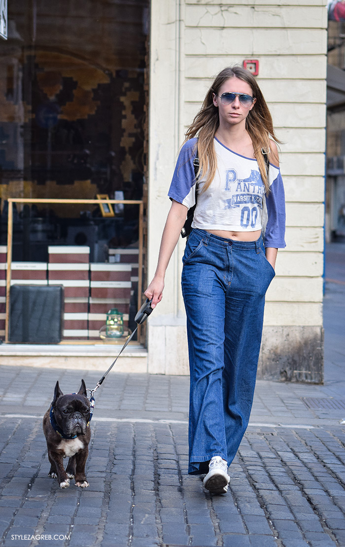 street style Zagreb moda jesen rujan 2016, kako kombinirati široke traperice i kratki top, lijepa žena sa psom, ulična moda street style fashion žena hr Hrvatska, Zagreb