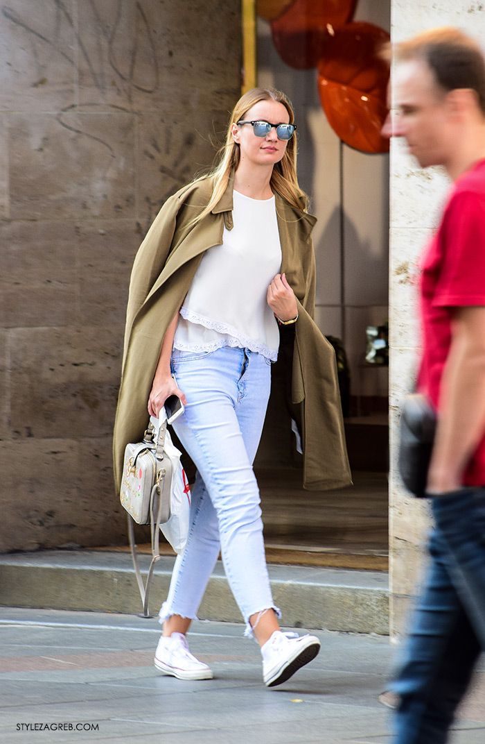 street style Zagreb moda jesen rujan 2016, kako nositi maslinasti baloner, traperice otparan rub, bijele all star converse tenisice, fotka ulična moda hr žena