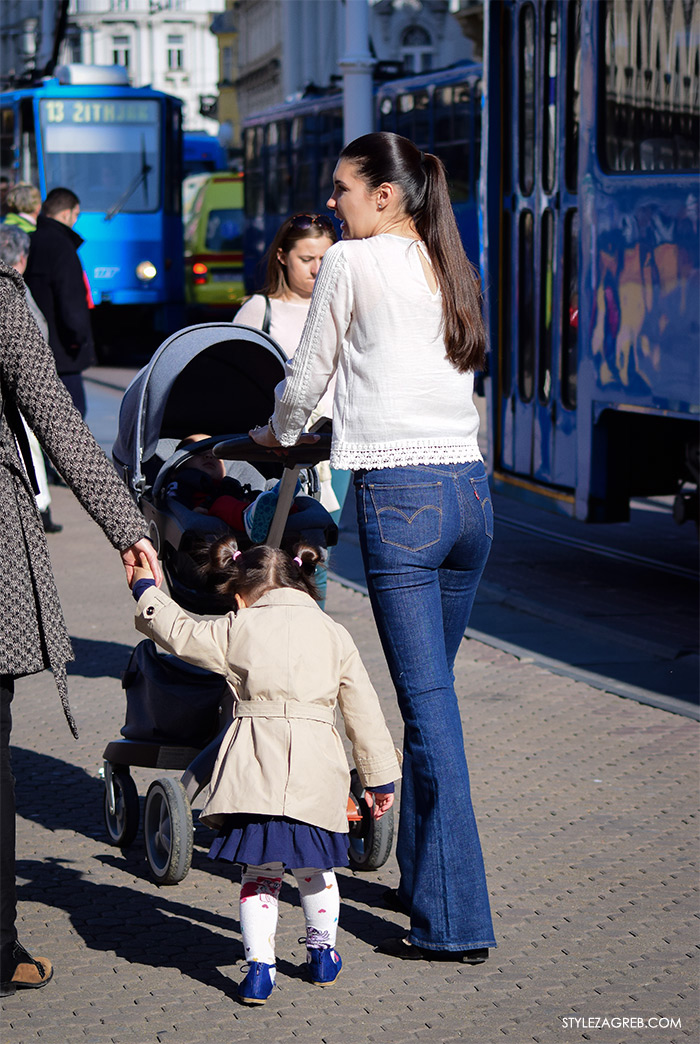 Moda: traperice i bijeli top Zagreb street style, trapez model, mama s kolicima i malom djevojčicom