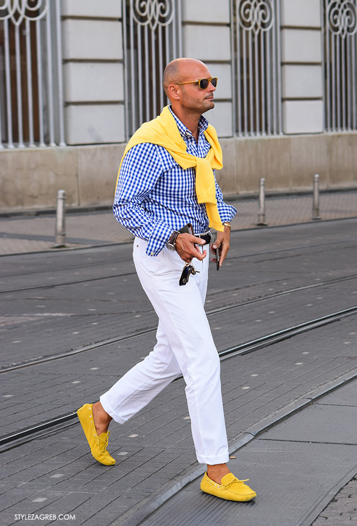 Muška moda kombinacija bijele hlače, žute mokasinke, kockasta plava košulja, žuta vesta svezana, Zagreb street style jesen 2016 rujan