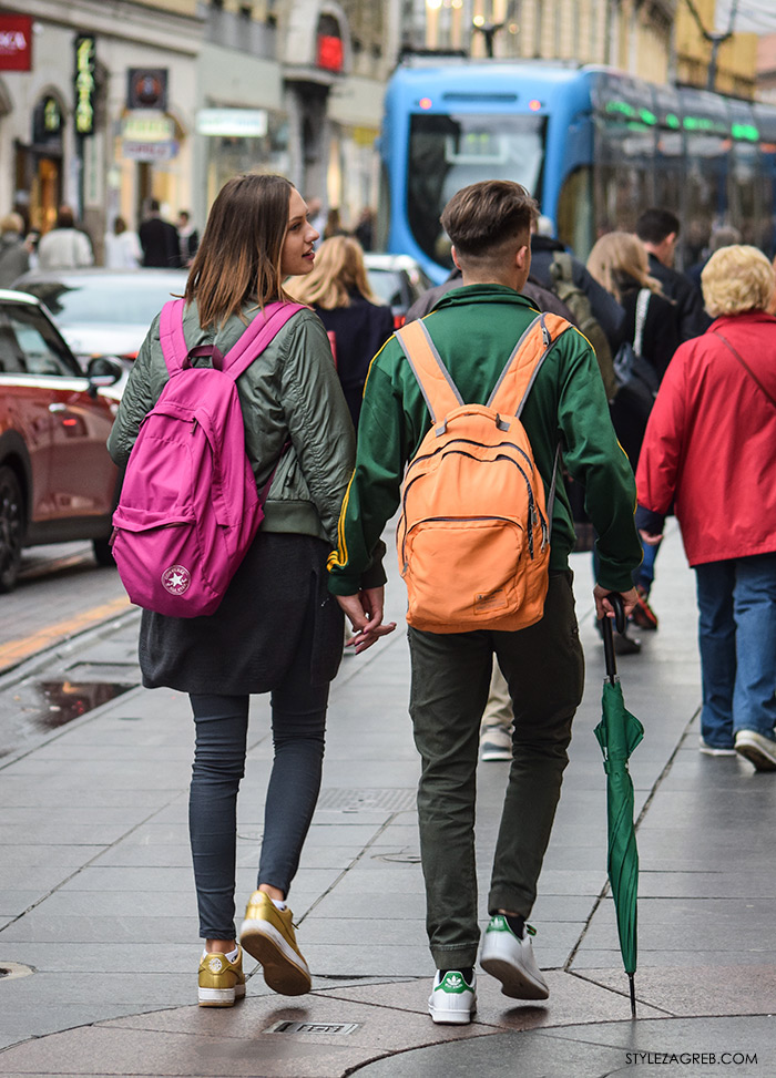 Par ženska muška moda jesen 2016 street style Zagreb ulična moda modna kombinacija zelena bomber jakna narnačasti ruksak adidas tenisice, roza ruksak i zlatne tenisice