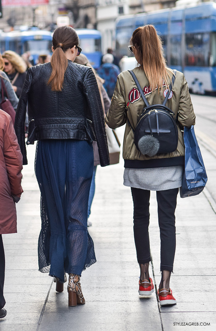 street style Zagreb ulična moda jesen zima 2016 kombinacija duga prozirna plava maksi haljina, crna bajkerska jakna, čizmice od zmijeske kože do gležnja, bomber jakna s natpisom na leđima Zara, ruksak s krznenim pomponima, frizura kavko svezati visoki rep, make up trikovi Jelena Peric Instagram