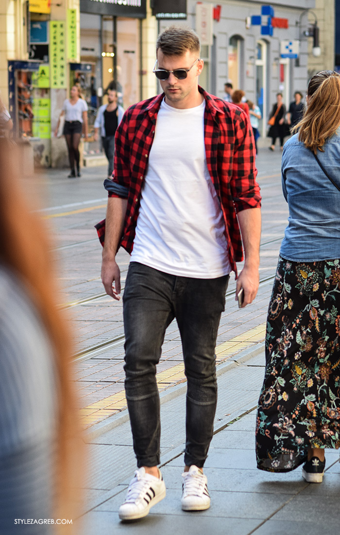 Street style Zagreb jesen 2016 muška moda, crne traperice, bijele tenisice, bijeli t-shirt i karirana košulja, men's fashion: black jeans and white sneakers, zgodan muškaran Ilica Vincek, muški dress code