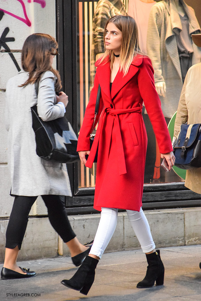 Model Anamarija Crnoja kombinacij crveni kaput, crni choker, bijele traperice, kaputi moda zima 2016 Street Style Zagreb, jednostavni jesenski styling
