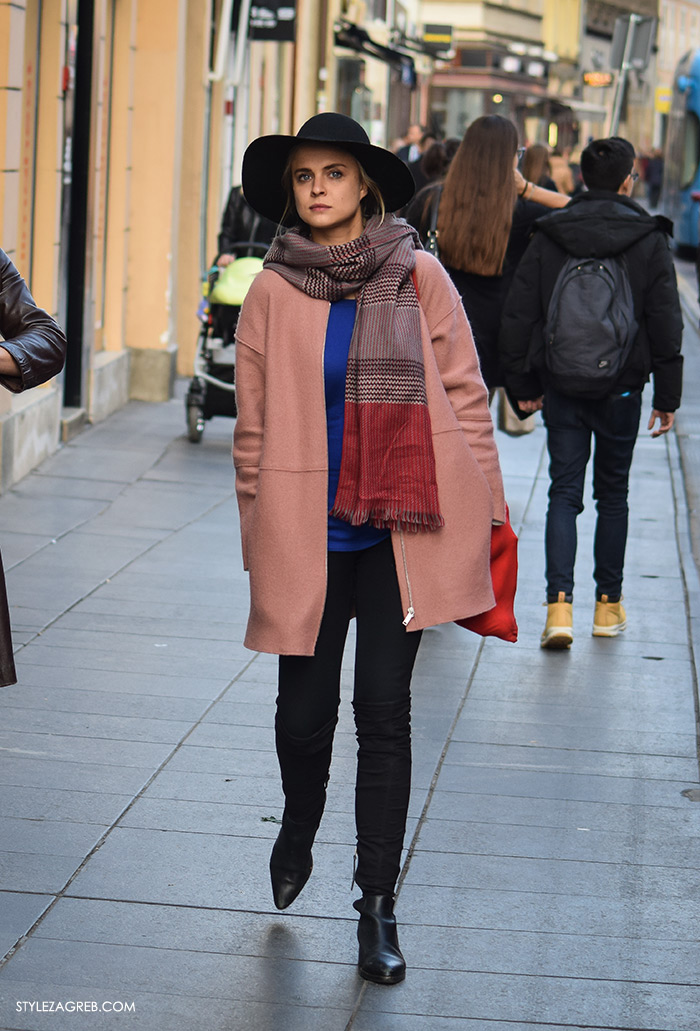 Style Zagreb šesiri moda zima 2017 street style Zagreb, roza kaput i dugi šal, šešir sa širokim obodom