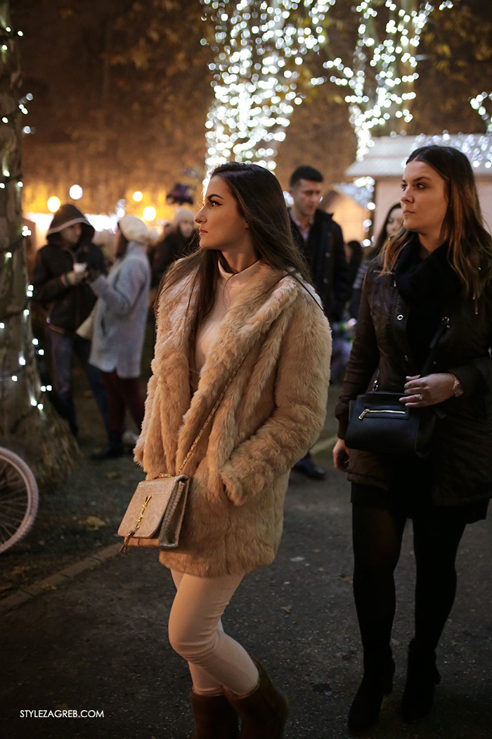 Style Zagreb Advent u Zagrebu špica ulična moda street style subota kombinacija bež bundica i bijele hlače, ženska zimska moda. paljenje lampica na Zrinjevcu